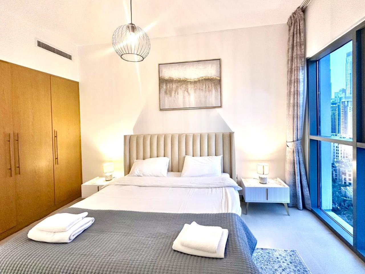 Apartment Dreams Wake Up To The Burj Khalifa